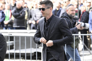 Poruszony Robert Lewandowski na pogrzebie Jacka Magiery. Kapitan reprezentacji Polski żegna trenera