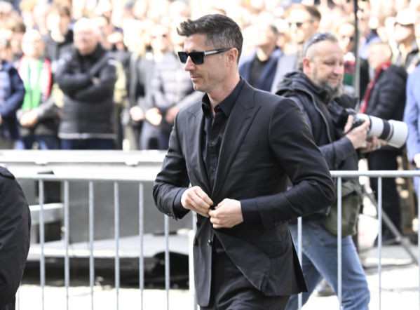 Poruszony Robert Lewandowski na pogrzebie Jacka Magiery. Kapitan reprezentacji Polski żegna trenera