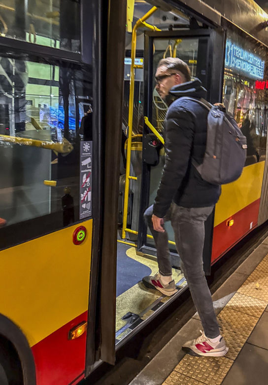 Łukasz Mejza jeździ autobusem