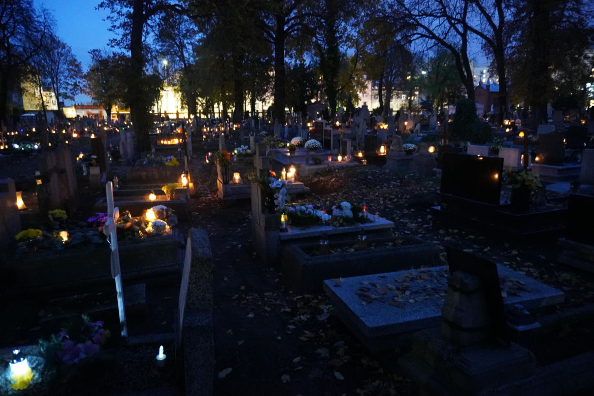 Tak wygląda Cmentarz Starofarny w Bydgoszczy po zmroku w przeddzień Święta Zmarłych. Zobacz zdjęcia