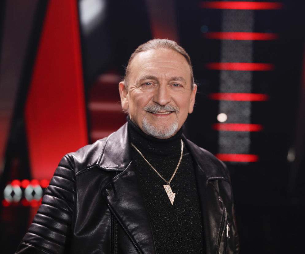 Marek Piekarczyk w skórzanej kurtce na planie The Voice. O przemianie artysty przeczytasz na EskaRock.