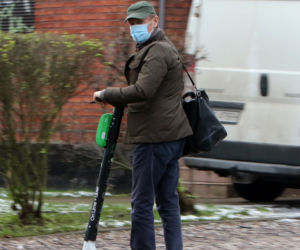 Jan Grabiec na hulajnodze