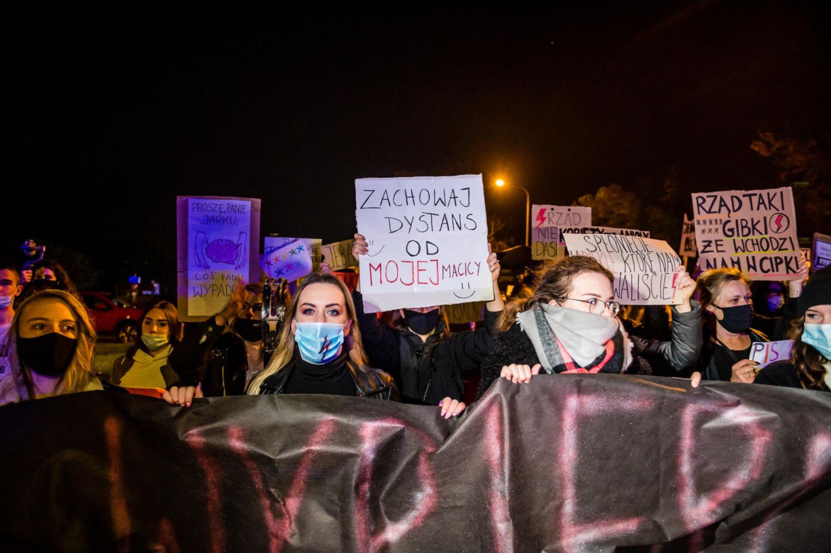 Ciągniki i kobiety pod biurem PiS-u. "BECZKA GNOJU już w drodze"