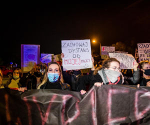 Ciągniki i kobiety pod biurem PiS-u. BECZKA GNOJU już w drodze