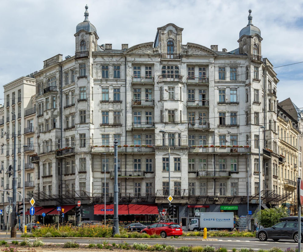 Sąsiadki lśnią, ona wciąż czeka. A przecież przetrwała najgorsze