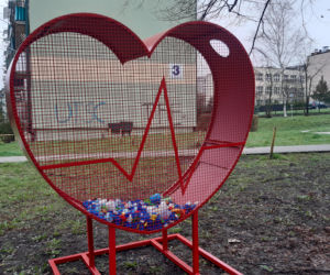 Więźniowie stworzyli ogromne metalowe serce na nakrętki. Zobacz zdjęcia!