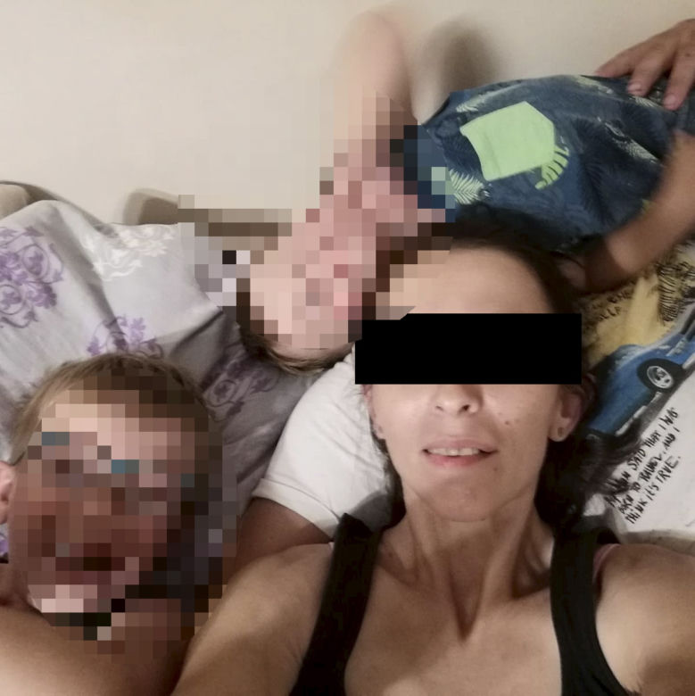 Dzieci uciekały. Matka dźgała je nożem