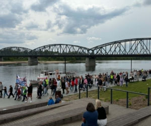 Rodzice wyszli na ulice Torunia. Burza wokół przedszkoli i decyzji władz miasta!