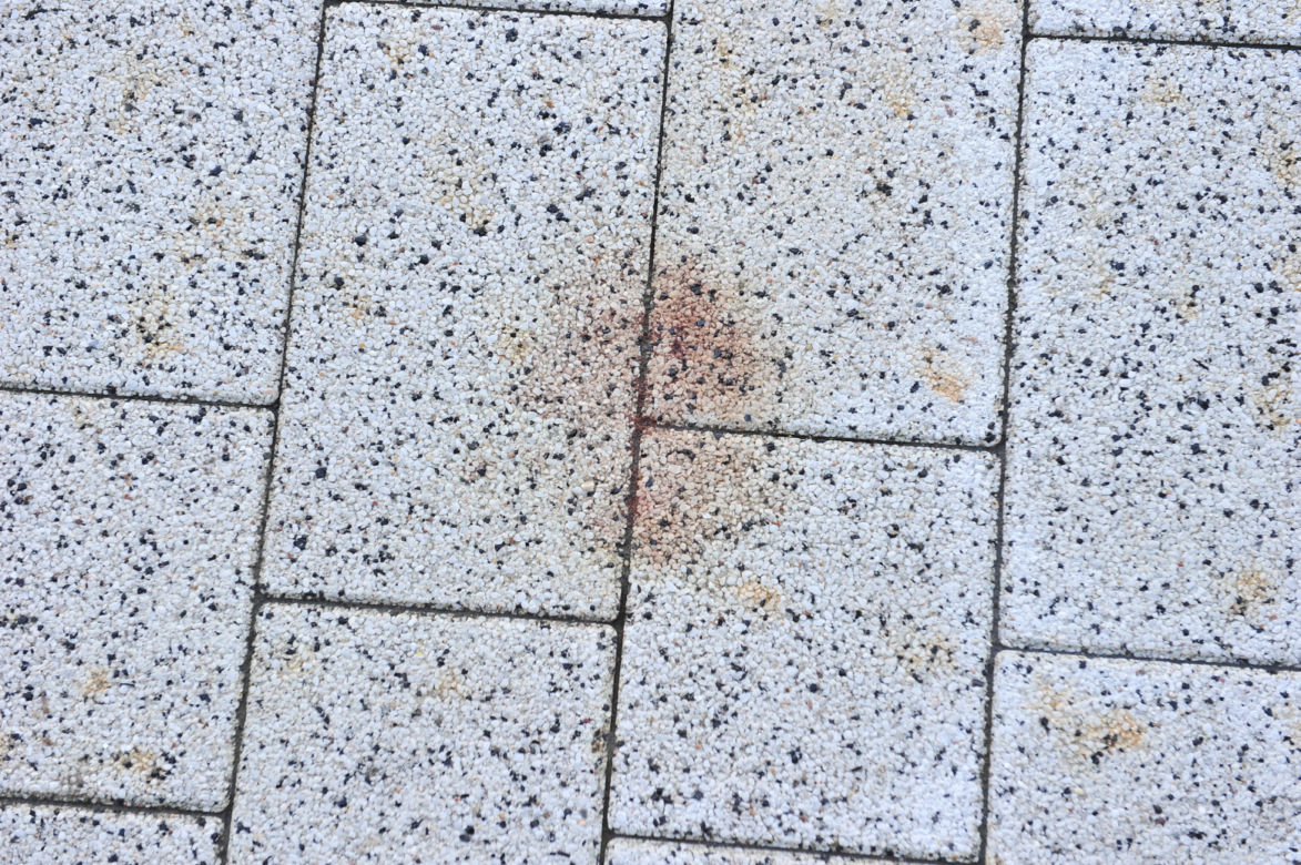 Zwisał z balkonu na 7 piętrze. Spadł. "Widziałam w oknie jak on leci!"