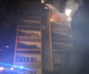 Kraków. Pożar w bloku na ul. Jasińskiego. Ewakuowano 10 osób [ZDJĘCIA]