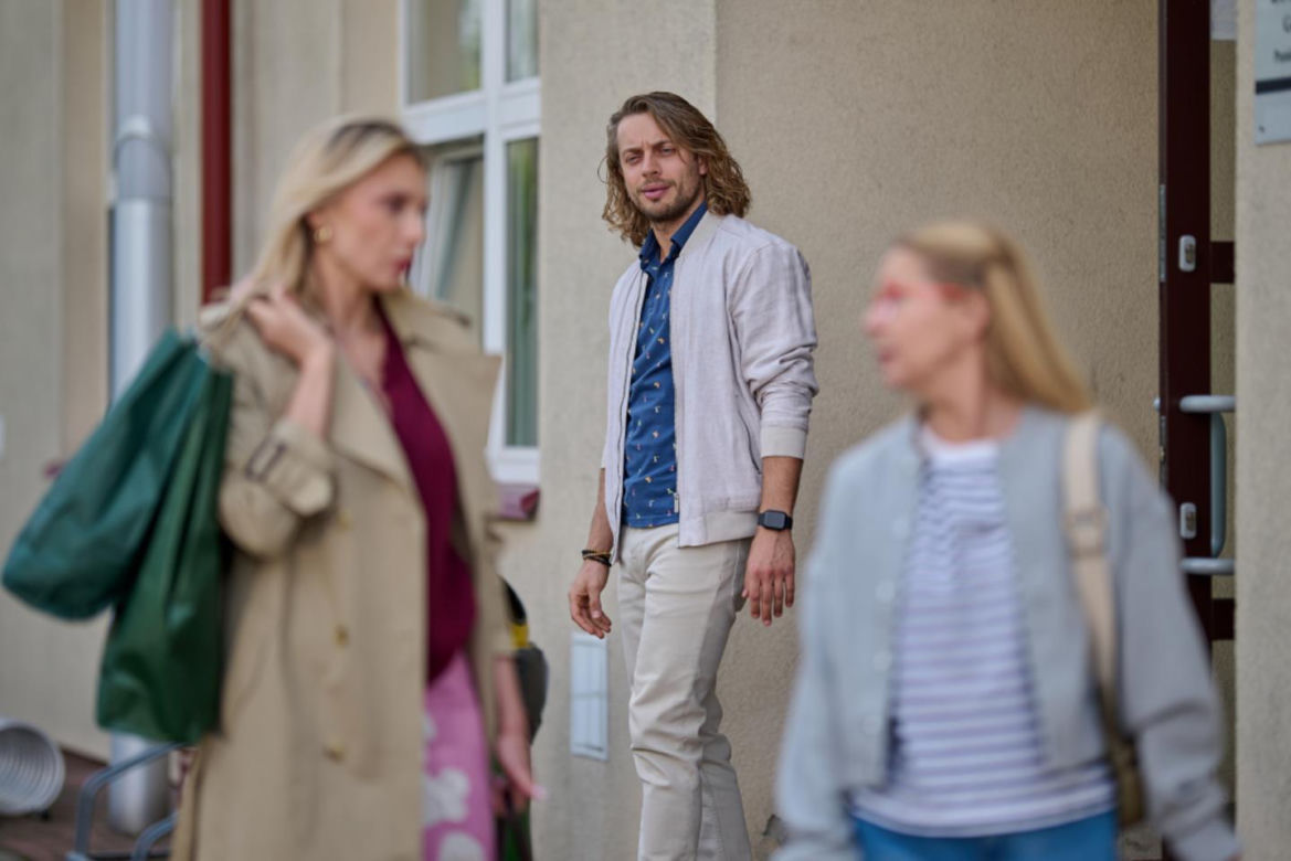 Na Wspólnej, odc. 4087. Monika (Sylwia Gliwa), Bruno (Dawid Czupryński), Renata (Marta Jankowska)