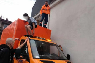 Bohaterska postawa pracowników MPO w Krakowie. Uratowali dziecko z płonącego budynku [GALERIA]