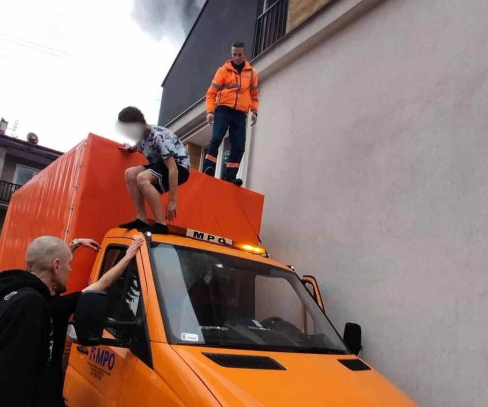 Bohaterska postawa pracowników MPO w Krakowie. Uratowali dziecko z płonącego budynku [GALERIA]