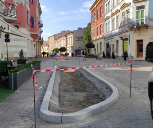 Klomby powstają na ulicy Wałowej w Tarnowie