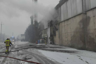 Kolejny pożar w zakładzie recyklingu w Przysiece Polskiej niedaleko Kościana [ZDJĘCIA]