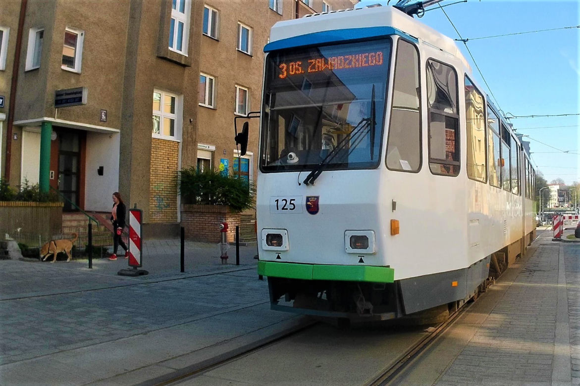 Dlaczego tramwaje jeżdżą tyłem? Niecodzienne manewry na szczecińskim Niebuszewie