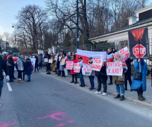 Solidarni z Ukrainą. Tłumy Polaków dołączyło w Warszawie do manifestacji wsparcia [ZDJĘCIA]
