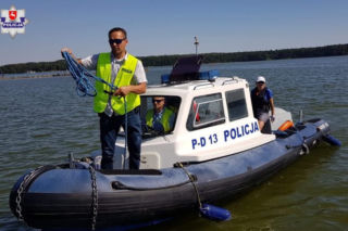 Lublin: O krok od TRAGEDII. Załoga wypadła do wody! Policjanci URATOWALI rozbitków