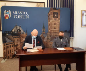 Policja i Urząd Miasta Torunia podpisały umowę. 675 tysięcy złotych dla funkcjonariuszy