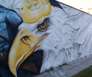 Nowy mural w Rzeszowie - orzeł w koronie, żołnierze i flaga na osiedlu Pobitno