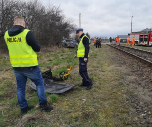 Jak doszło do wypadku w Wilkowicach? Samochód wjechał pod szynobus