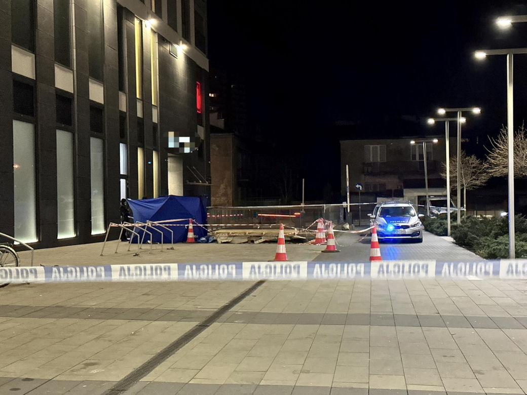 Dramat przy rondzie Wiatraczna. Na chodniku znaleziono ciało młodej kobiety