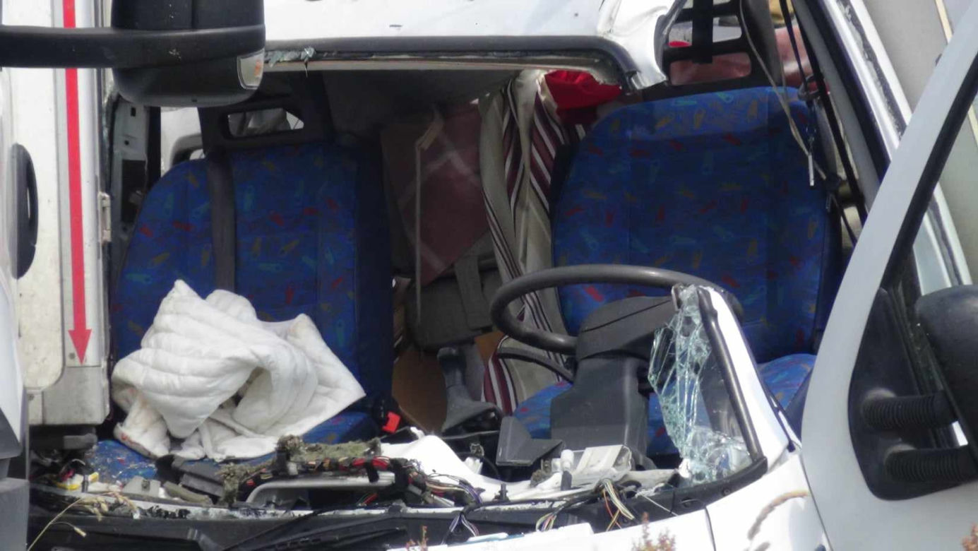 Kamper gruchnął w auto stojące na poboczu. Jedna osoba ranna. Lądował śmigłowiec LPR