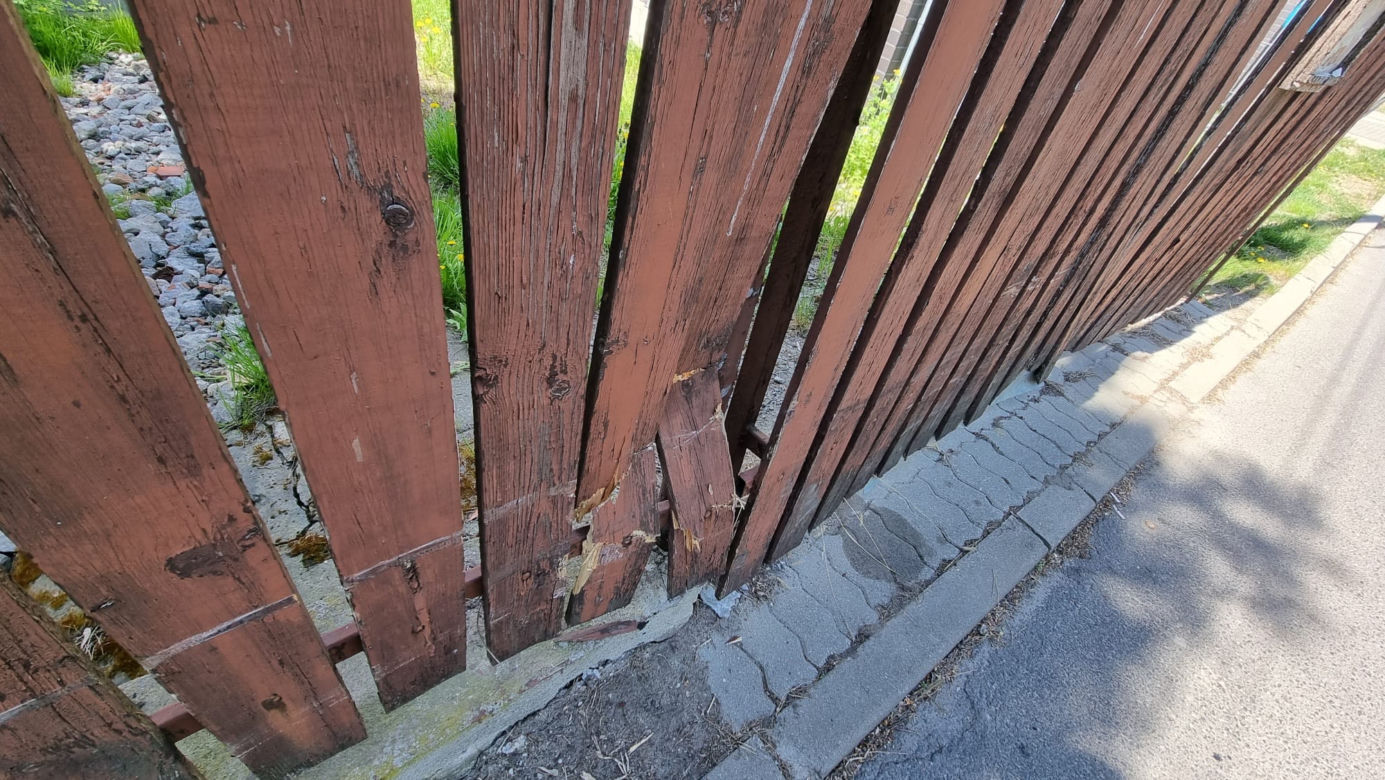 Kompletnie pijany wjechał w zaparkowane auta i ogrodzenie. Kierowca miał 3 promile