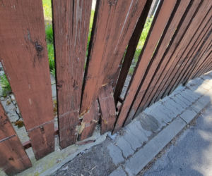 Kompletnie pijany wjechał w zaparkowane auta i ogrodzenie. Kierowca miał 3 promile