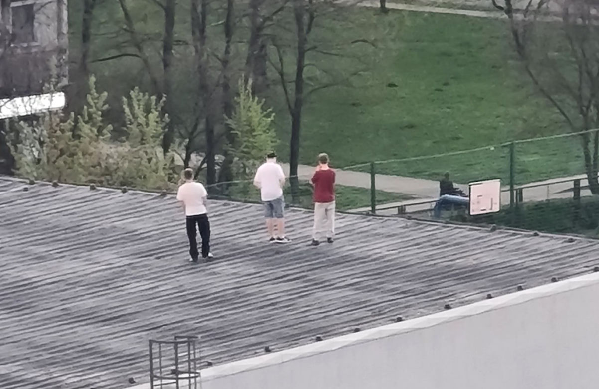 Weszli na dach szkoły w Katowicach i machali kolegom