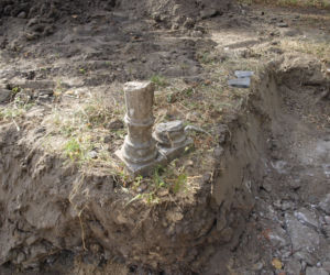 Niesamowite odkrycie w parku! Z ziemi wykopali nagrobek sławnej osoby [FOTO]