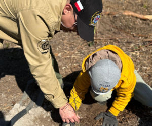 Siedleccy policjanci zasadzili drzewa w Golicach w ramach akcji „Plant a Tree – Green IPA Project”