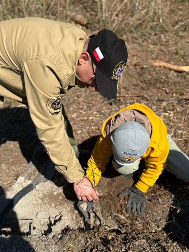 Siedleccy policjanci zasadzili drzewa w Golicach w ramach akcji „Plant a Tree – Green IPA Project”