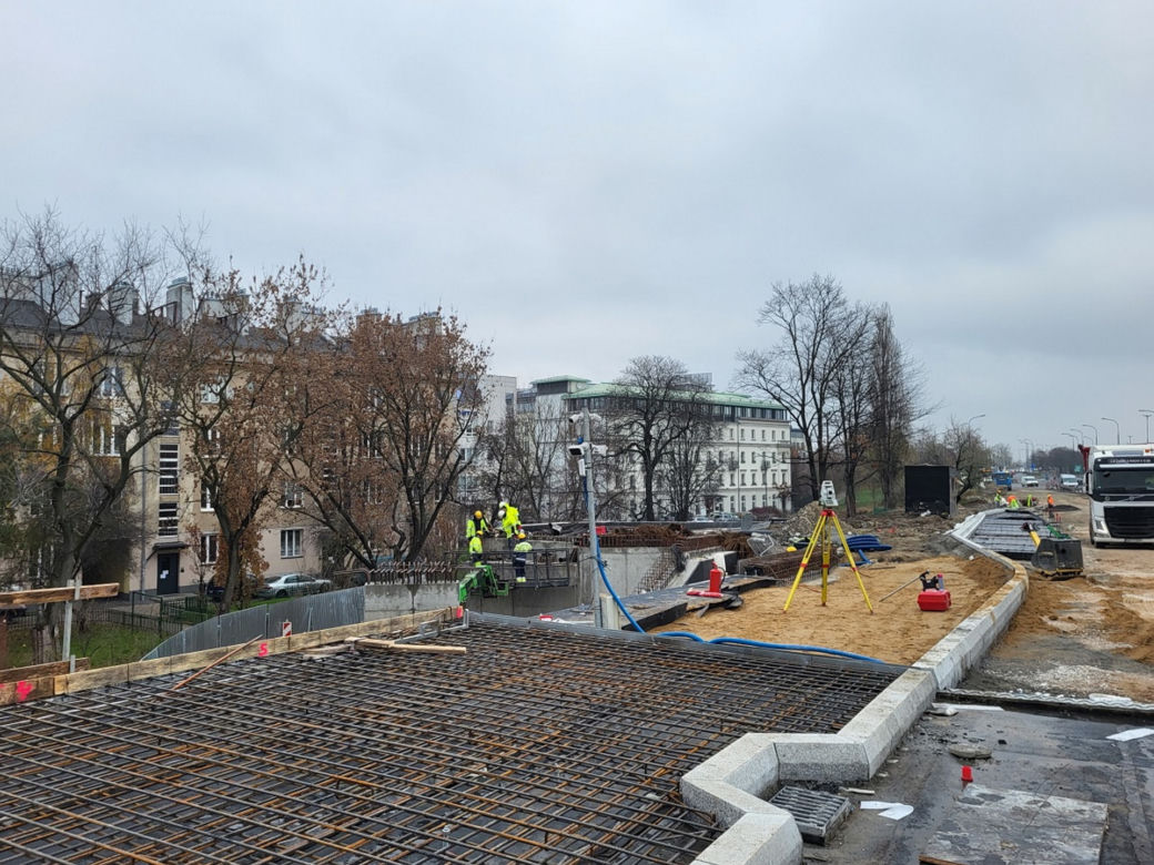 Wiadukt na trasie Łazienkowskiej ma już nowy asfalt
