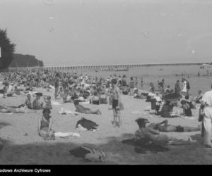 Jak dawniej wyglądało plażowanie? Te zdjęcia to prawdziwe perełki! [GALERIA]