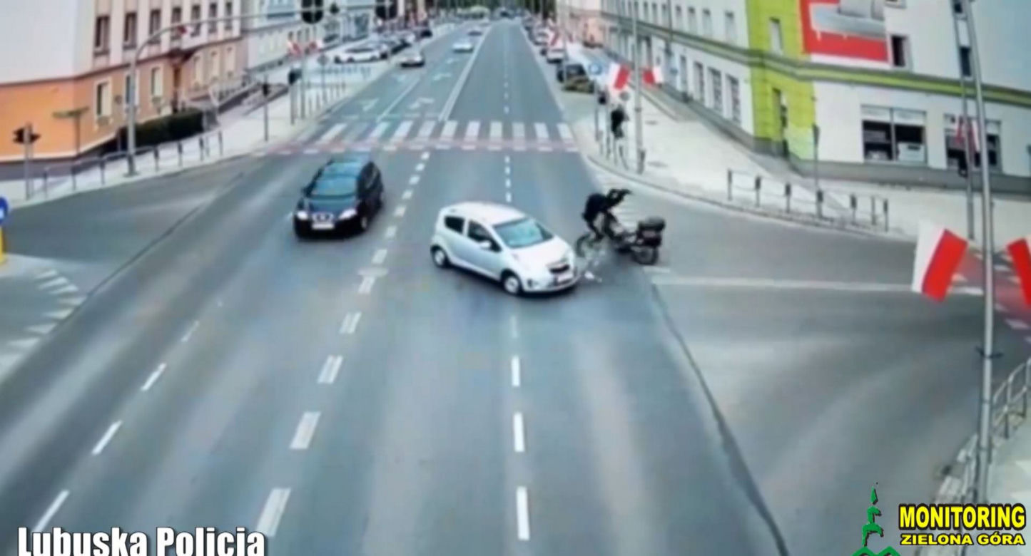 Przerażający wypadek w Zielonej Górze! Motocyklista wyleciał w powietrze po zderzeniu z chevroletem [ZDJĘCIA].