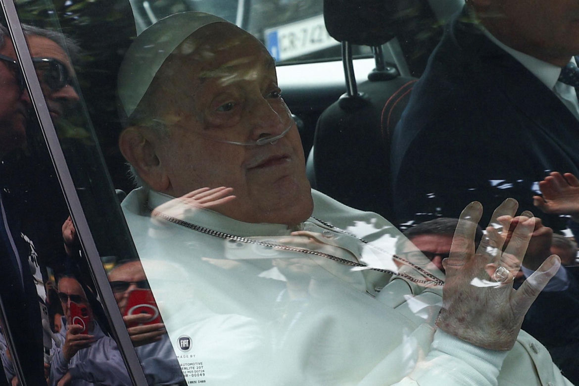 Papież Franciszek opuścił szpital po 37 dniach