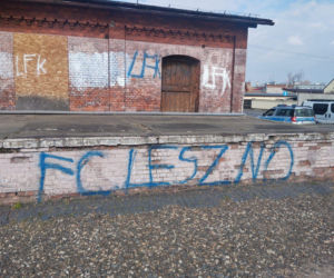 Wandale w Poniecu. Uszkodzili ogrodzenie kościoła i budynków mieszkalnych