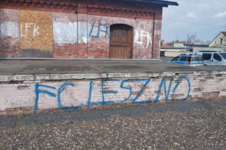 Wandale w Poniecu. Uszkodzili ogrodzenie kościoła i budynków mieszkalnych