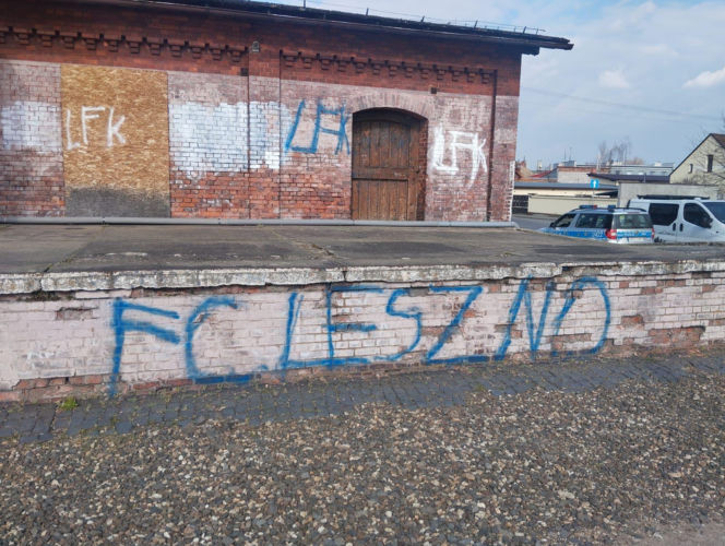 Wandale w Poniecu. Uszkodzili ogrodzenie kościoła i budynków mieszkalnych