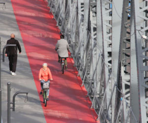 Remont mostu Piłsudskiego w Toruniu. Montowane są bariery drogowe i błotochrony