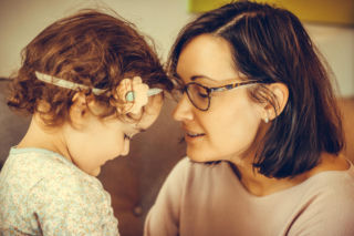 Dziecko opowiada niestworzone historie? Sprawdź, kiedy bujna wyobraźnia może być niepokojącym sygnałem