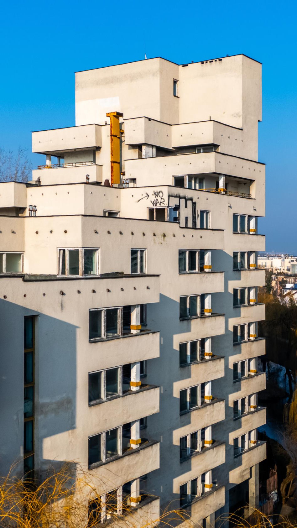 Szpiegowo z lotu ptaka. Blok na Sobieskiego 100 w Warszawie