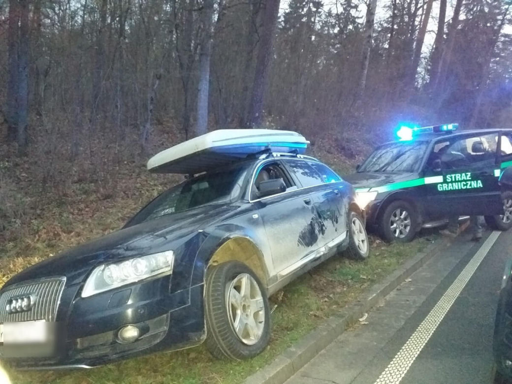 Sceny jak z filmu na Podlasiu. Pościg za audi wypchanym po brzegi kontrabandą