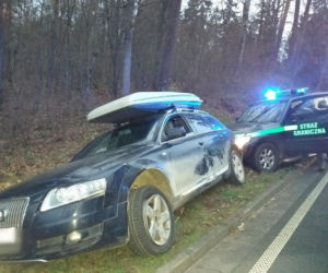 Sceny jak z filmu na Podlasiu. Pościg za audi wypchanym po brzegi kontrabandą