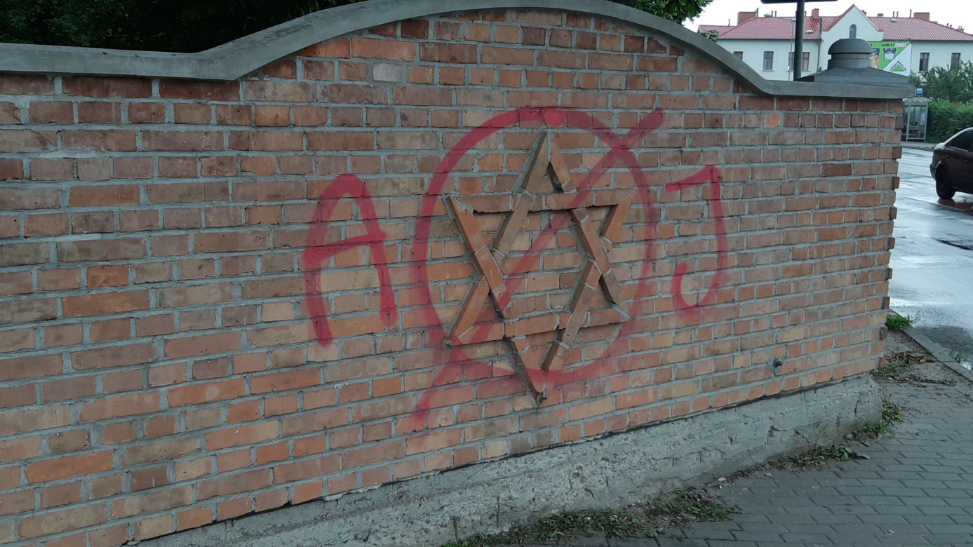 Kirkut pomalowany przez pseudo graficiarzy