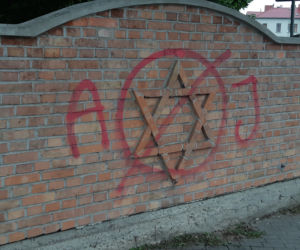 Kirkut pomalowany przez pseudo graficiarzy
