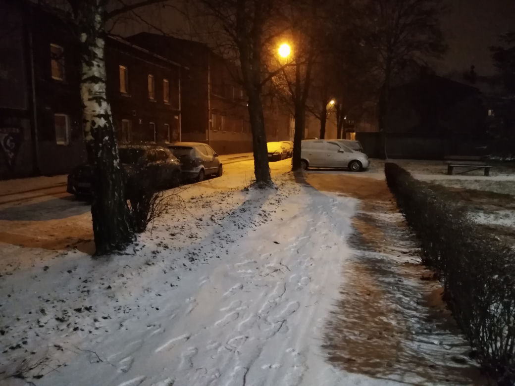 Atak zimy w Polsce. Śnieg na drogach w Zabrzu