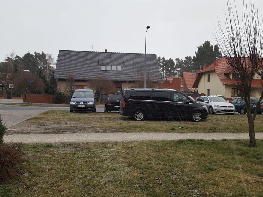 Na osiedlu Rejtana w Lesznie pojawiły się nowe tabliczki – „Zakaz gry w piłkę” 