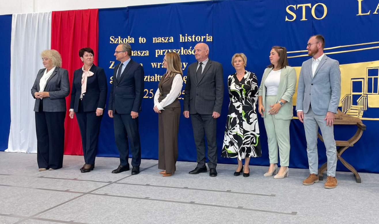Pierwsza Dama uczciła z uczniami 100 lat od nadania imienia Stefana Batorego Szkole Podstawowej w Liwie